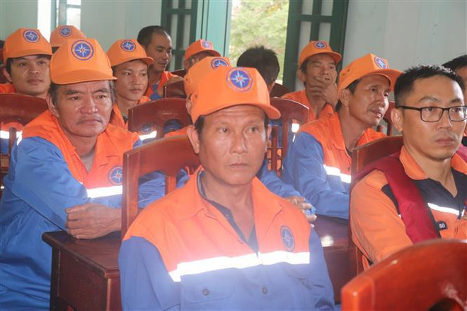 39 fishermen on damaged boat brought to safety ảnh 2