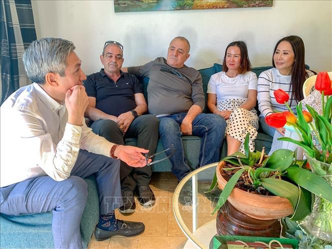 Embassy delegation visits Vietnamese in Israel ảnh 1