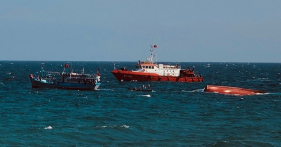Fourteen fishermen in distress saved off coastal waters of Binh Thuan province ảnh 1 Fourteen fishermen in distress saved off coastal waters of Binh Thuan province ảnh 1