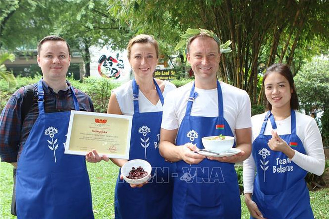 Foreign diplomats attend 'pho' cooking class in Ho Chi Minh City ảnh 3