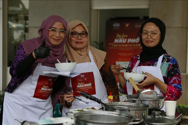 Foreign diplomats attend 'pho' cooking class in Ho Chi Minh City ảnh 2