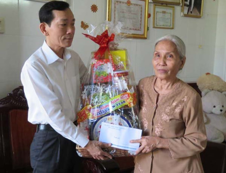 Tet gifts, charitable grants for needy people ảnh 1 Tet gifts, charitable grants for needy people ảnh 1