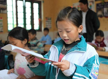 Young Vietnamese students improving reading abilities ảnh 1 Young Vietnamese students improving reading abilities ảnh 1