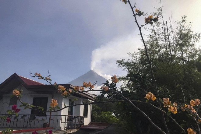 Philippines warns health concerns as volcano spews ash ảnh 1 Philippines warns health concerns as volcano spews ash ảnh 1