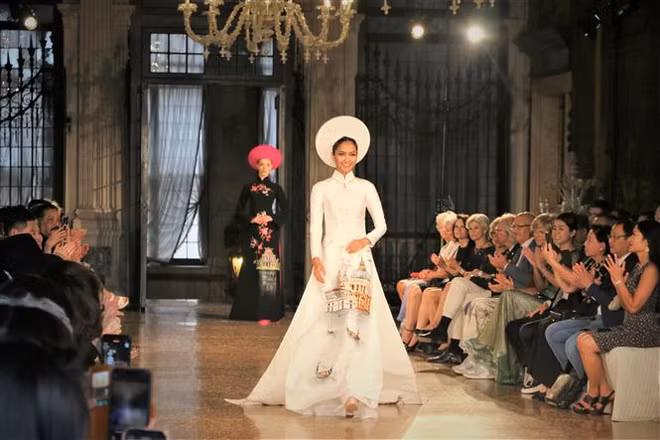 Vietnamese designer’s fashion show impresses audience in Venice ảnh 1