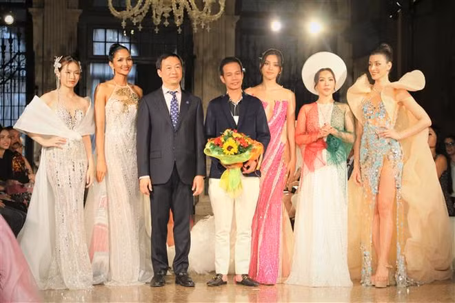 Vietnamese designer’s fashion show impresses audience in Venice ảnh 2