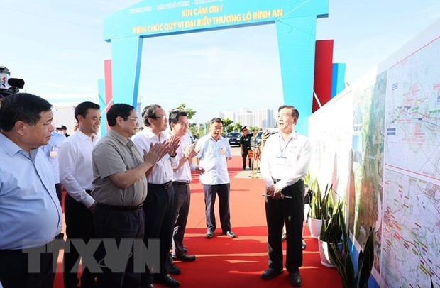 PM kicks off construction of important national transport projects ảnh 2