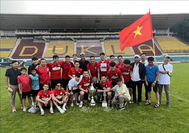 Vietnamese team defends championship in Czech Senate’s football tournament ảnh 1