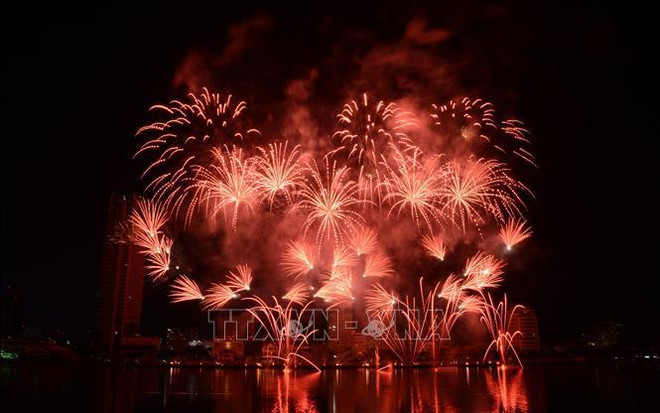 French, Canadian teams compete at Da Nang Fireworks festival ảnh 1 French, Canadian teams compete at Da Nang Fireworks festival ảnh 1