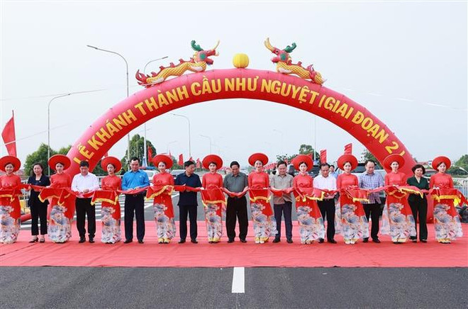 PM attends inauguration of bridge, groundbreaking of social housing project in Bac Giang ảnh 1 PM attends inauguration of bridge, groundbreaking of social housing project in Bac Giang ảnh 1