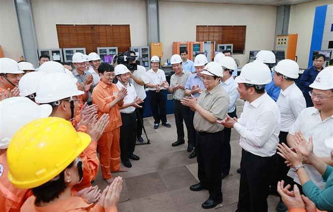 PM inspects electricity, coal supply in Quang Ninh ảnh 3