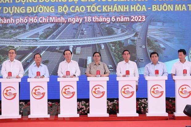 PM kicks off construction of important national transport projects ảnh 1