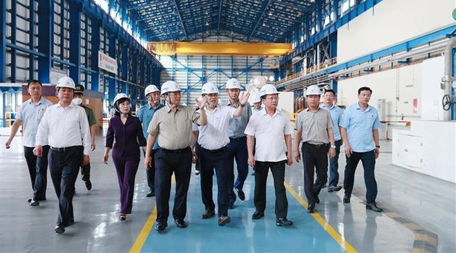 PM inspects electricity, coal supply in Quang Ninh ảnh 1