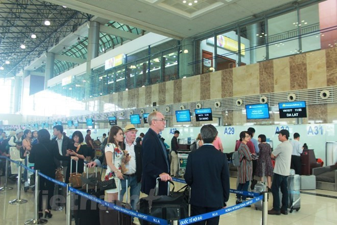 Passengers going through Vietnamese airports exceed 100 million ảnh 1
