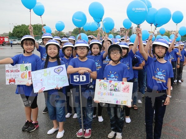 Safe helmets given to pupils in Hai Duong ảnh 1