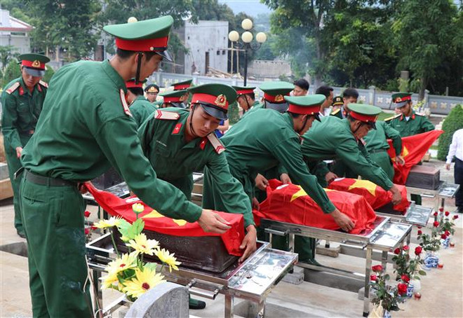 Dien Bien holds burial service for remains of fallen soldiers in Laos ảnh 1 Dien Bien holds burial service for remains of fallen soldiers in Laos ảnh 1
