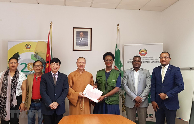 Vietnam Buddhist Sangha presents rice to Mozambique ảnh 1 Vietnam Buddhist Sangha presents rice to Mozambique ảnh 1