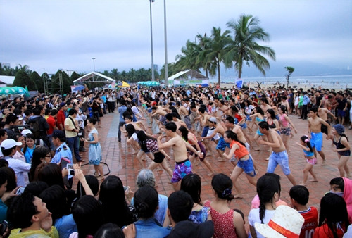 Flash mob to kick off Da Nang beach festival ảnh 1 Flash mob to kick off Da Nang beach festival ảnh 1