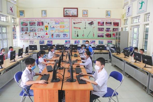 Businesses join hands to provide computers, Internet connection to needy students ảnh 1