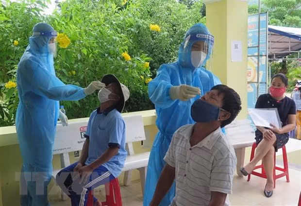 Vietnam sees drop in new COVID-19 cases in 24 hours ảnh 1