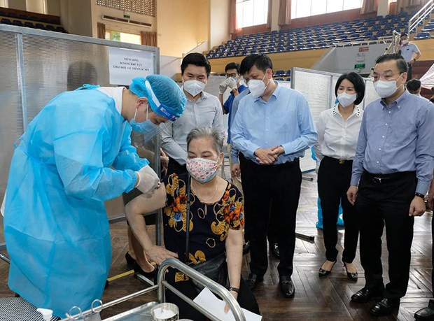 Health Minister asks Hanoi to ensure progress, safety of COVID-19 vaccination ảnh 1