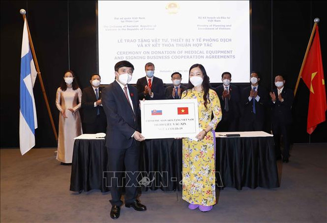 NA Chairman witnesses signing of deals between Vietnamese and European firms ảnh 1