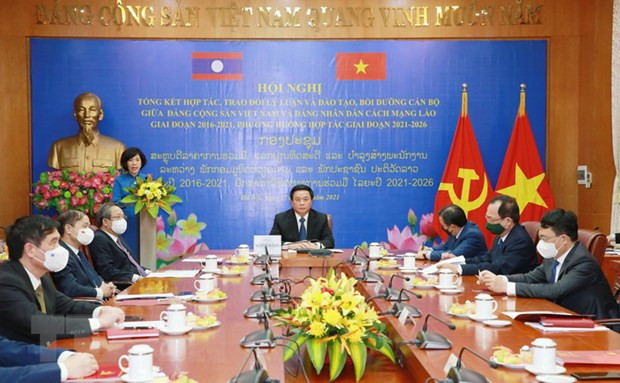 Vietnamese, Lao parties review theoretical exchange ảnh 1