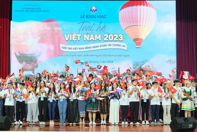 Young overseas Vietnamese visit homeland ảnh 1