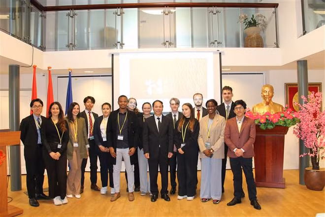 Vietnam’s external policy introduced to law students in The Hague ảnh 2