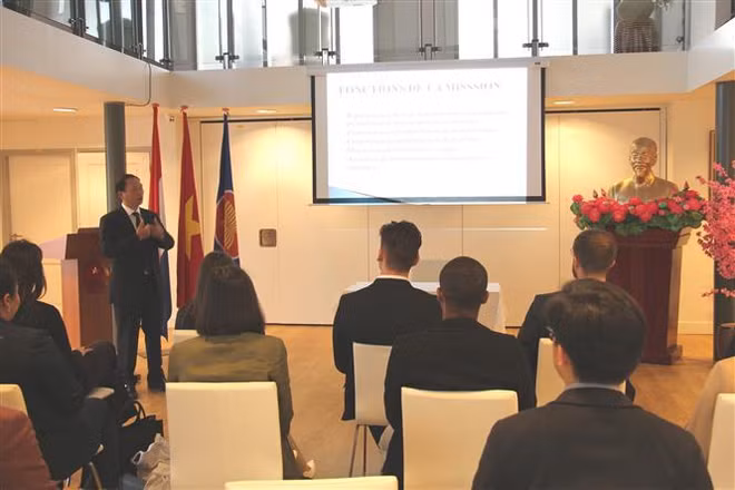 Vietnam’s external policy introduced to law students in The Hague ảnh 1