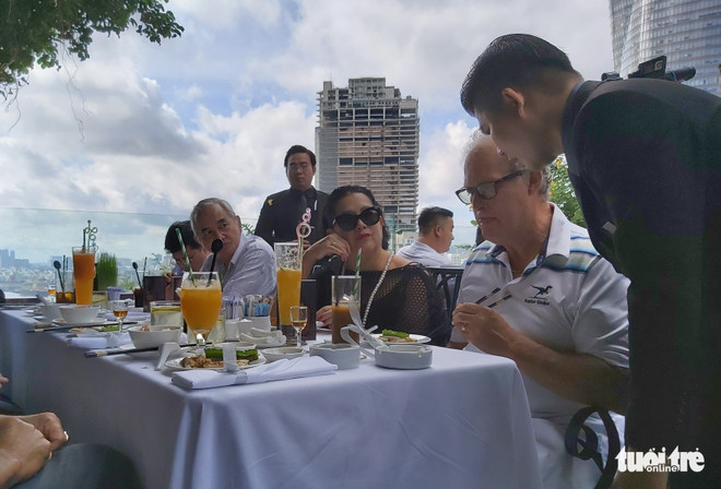HCM City struggles with labour shortage in hotel and restaurant sector ảnh 1