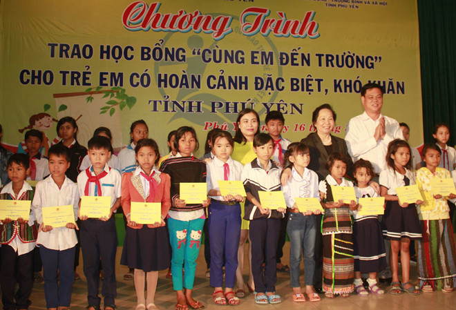 200 scholarships granted to unfortunate students in central region ảnh 1