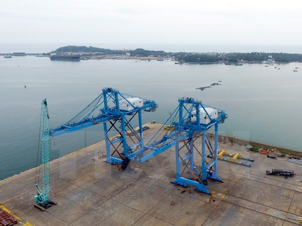 Giant cranes made in Vietnam shipped to central port ảnh 1