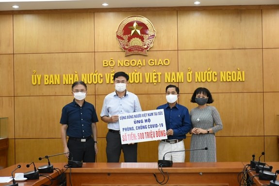 Vietnamese in Czech Republic support COVID-19 vaccine fund ảnh 1