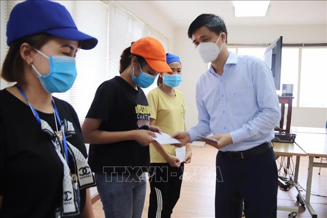 VGCL delegation presents gifts to pandemic-hit workers in Thanh Hoa ảnh 1 VGCL delegation presents gifts to pandemic-hit workers in Thanh Hoa ảnh 1