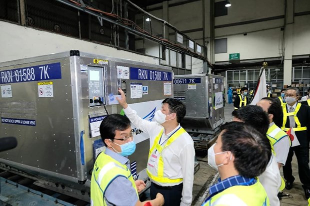 Batch of COVID-19 vaccine donated by Japan arrives in Vietnam ảnh 3