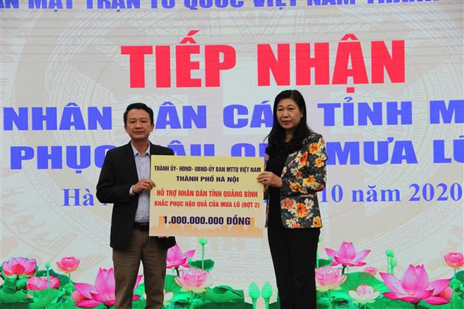 Aid comes for flood victims in central Vietnam ảnh 2