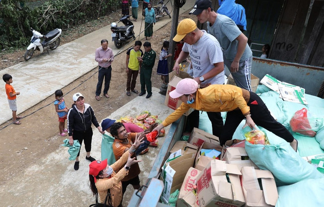 Urgent aid rushed to flood victims ảnh 1