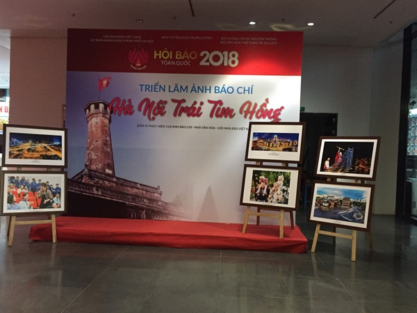 Hanoi brimful of vitality spotlighted at photo exhibition ảnh 1 Hanoi brimful of vitality spotlighted at photo exhibition ảnh 1