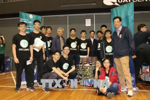Vietnamese students show creativity in making robots ảnh 1