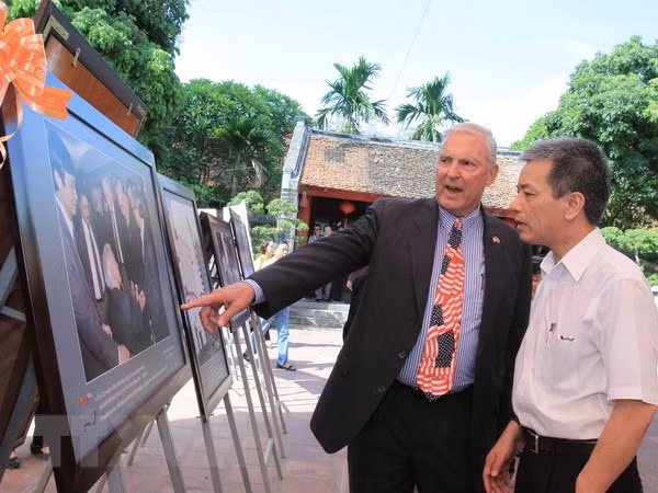 US professors visit Vietnam ảnh 1