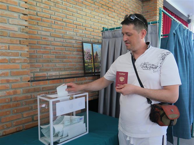 Russian citizens in Nha Trang city vote in Presidential election ảnh 1
