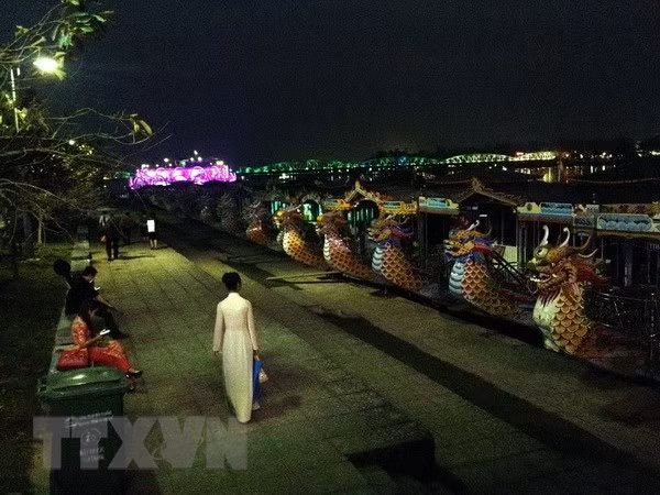 Hue builds ironwood-floored road along Huong riverbank ảnh 1