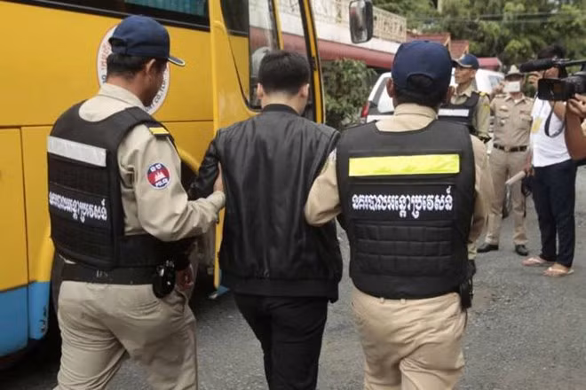Cambodia arrests 100 Chinese suspects over telecoms fraud ảnh 1