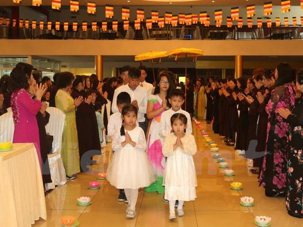 Overseas Vietnamese in Czech Republic pay tribute to heroic martyrs ảnh 1