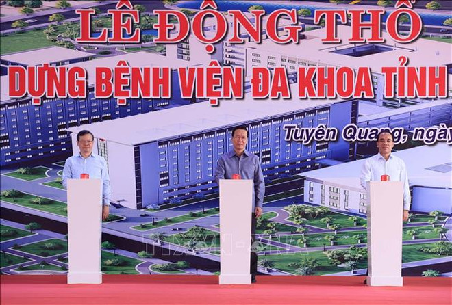 President offers incense at Tan Trao special national relic site ảnh 2 President offers incense at Tan Trao special national relic site ảnh 2