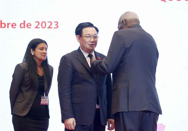 Cuban State’s orders, medals bestowed upon Vietnamese NA leaders ảnh 2 Cuban State’s orders, medals bestowed upon Vietnamese NA leaders ảnh 2