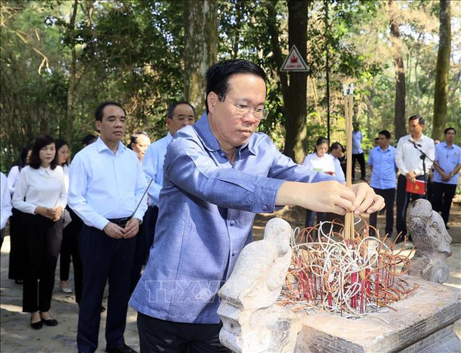 President offers incense at Tan Trao special national relic site ảnh 1 President offers incense at Tan Trao special national relic site ảnh 1