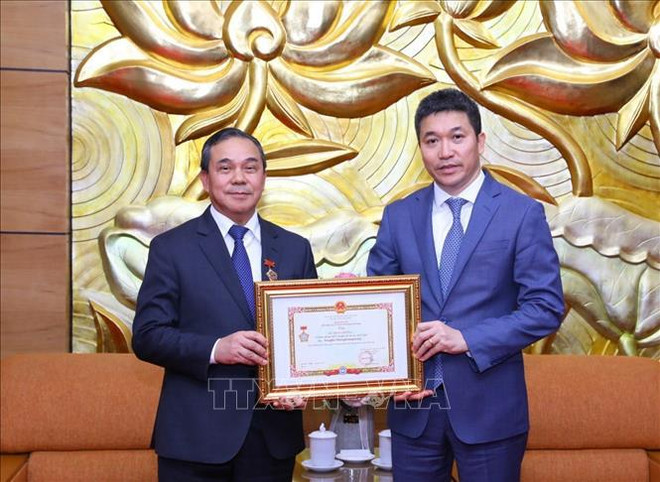 VUFO President presents insignia to Lao ambassador ảnh 1