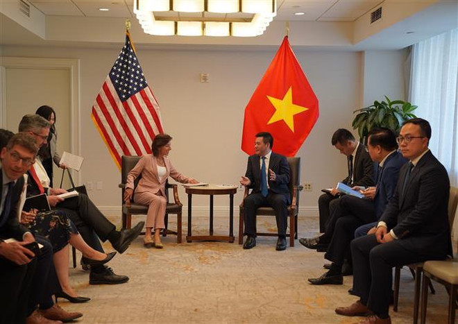 Industry-trade minister holds working session with US Secretary of Commerce ảnh 1 Industry-trade minister holds working session with US Secretary of Commerce ảnh 1